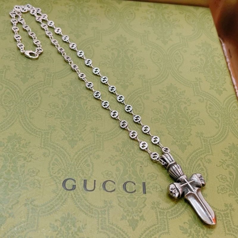 G*u*i necklaces